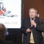 El profesor Hugo Kubinyi durante una conferencia