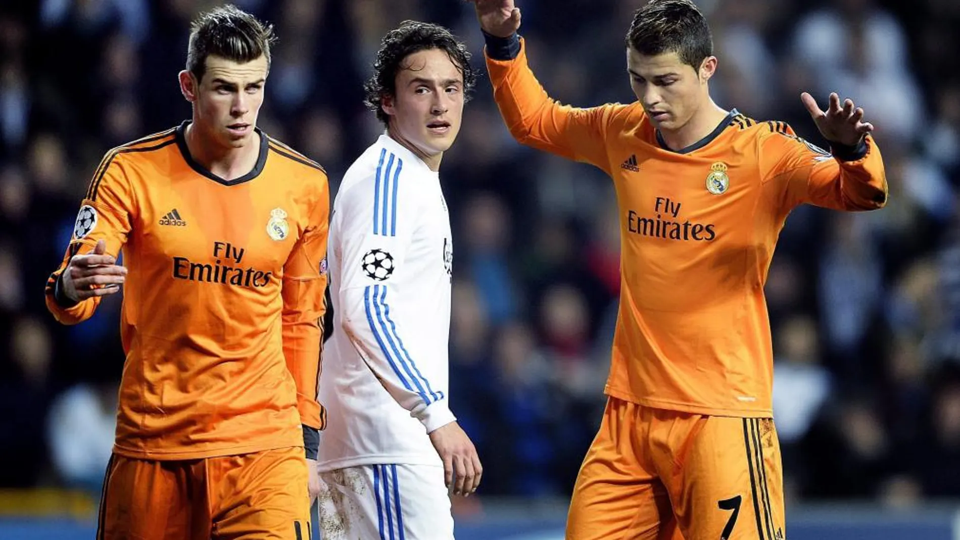 El delantero portugués del Real Madrid Cristiano Ronaldo y el galés Gareth Bale junto a Thomas Delaney , del Copenhague