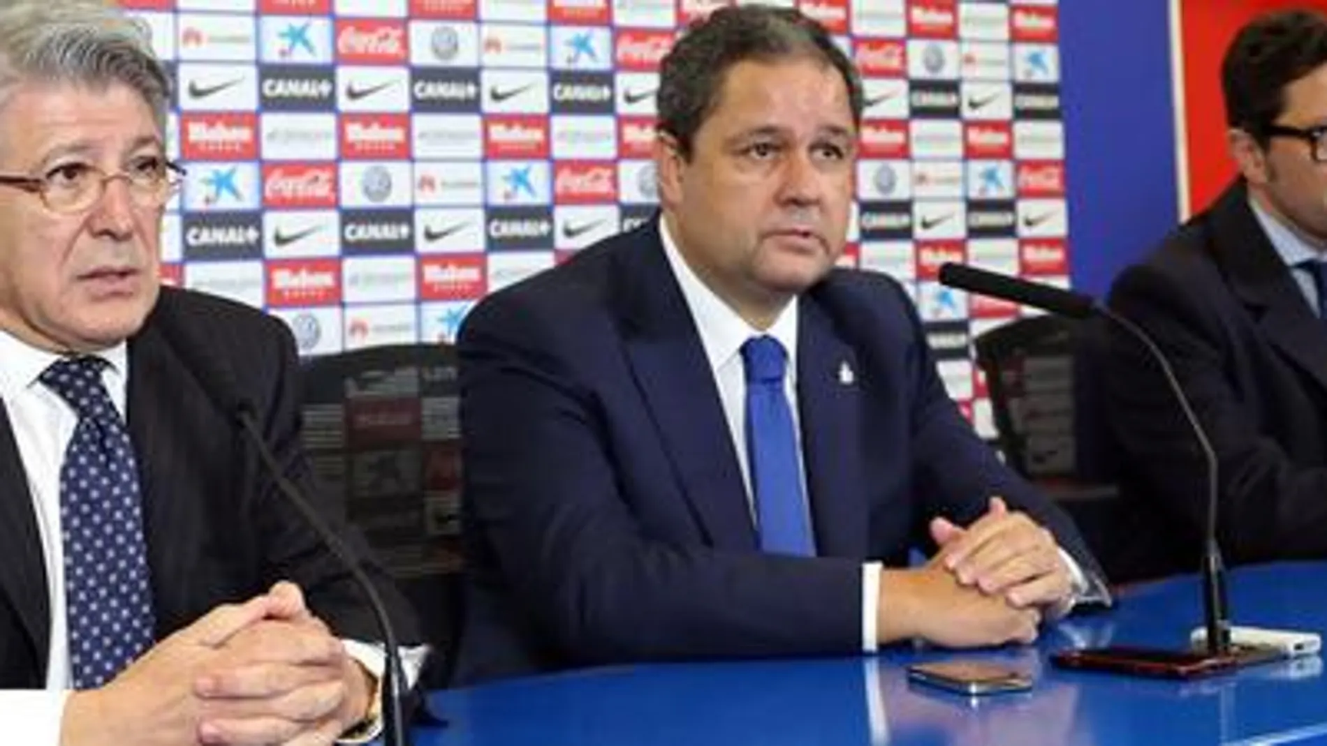 De izquierda a derecha, Enrique Cerezo, presidente del Atlético, Constantino Fernández, presidente del Deportivo, y Manuel Quintanar, director de Integridad de la LFP.