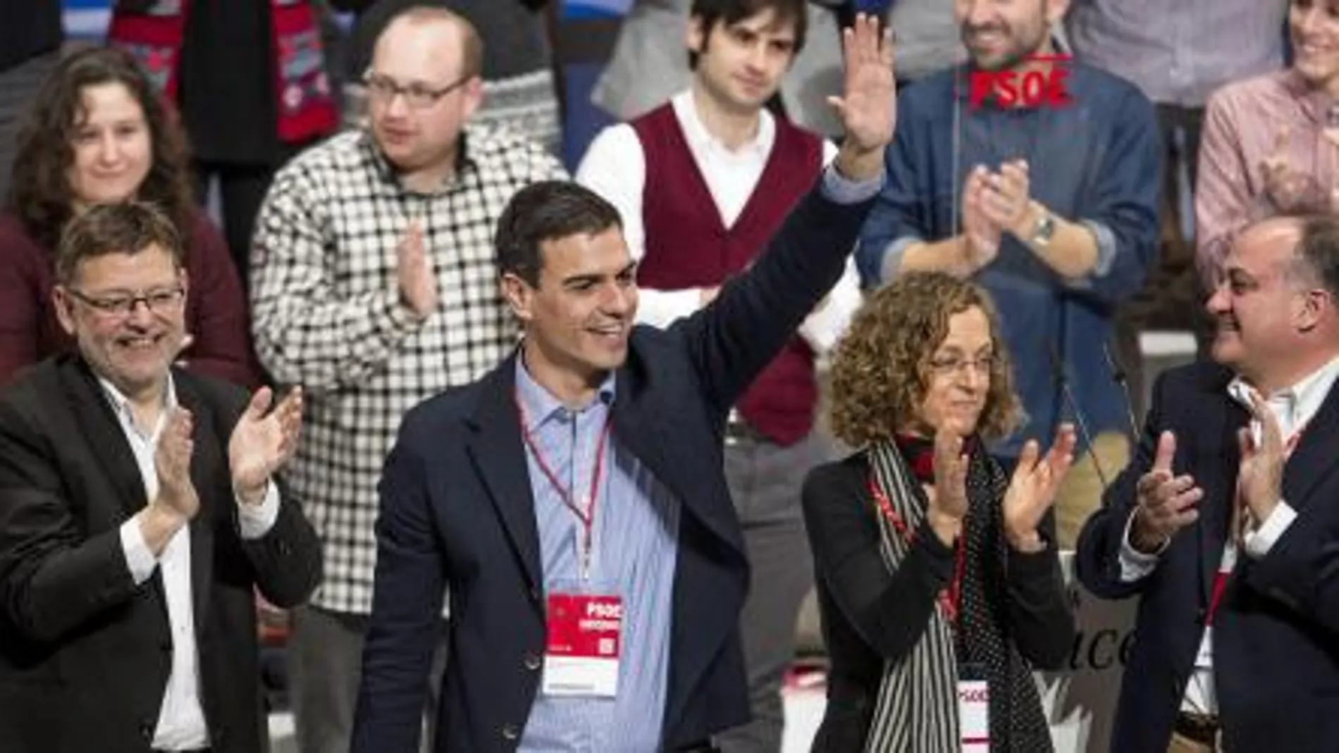 Pedro Sánchez (centro), saluda, junto a los candidatos socialistas en la elecciones autonómicas del próximo mes de mayo.