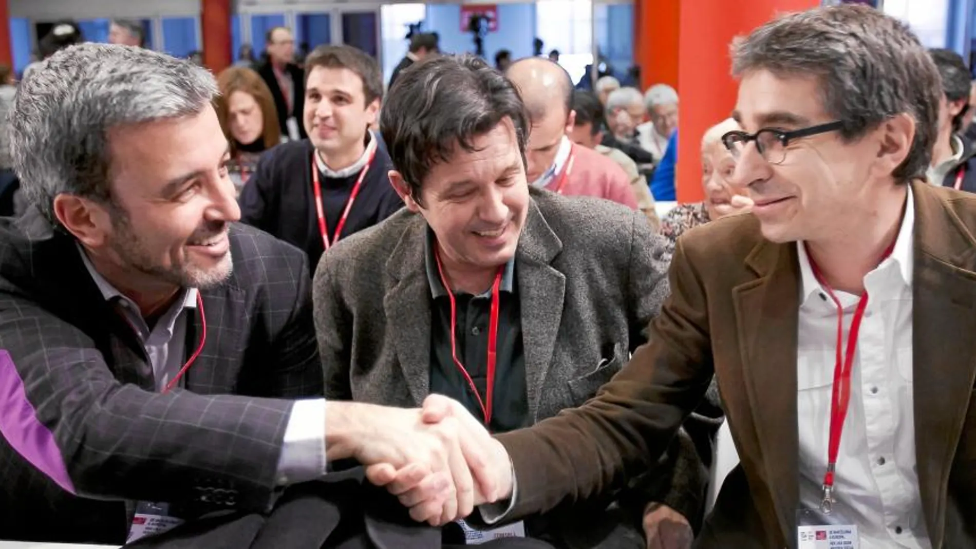 Jaume Collboni y Jordi Martí se dan la mano en el congreso donde Jordi Hereu dio el relevo al actual presidente del grupo municipal del PSC
