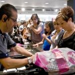 El sector Servicios es el más beneficiado por la reducción del paro y el más perjudicado la Construcción