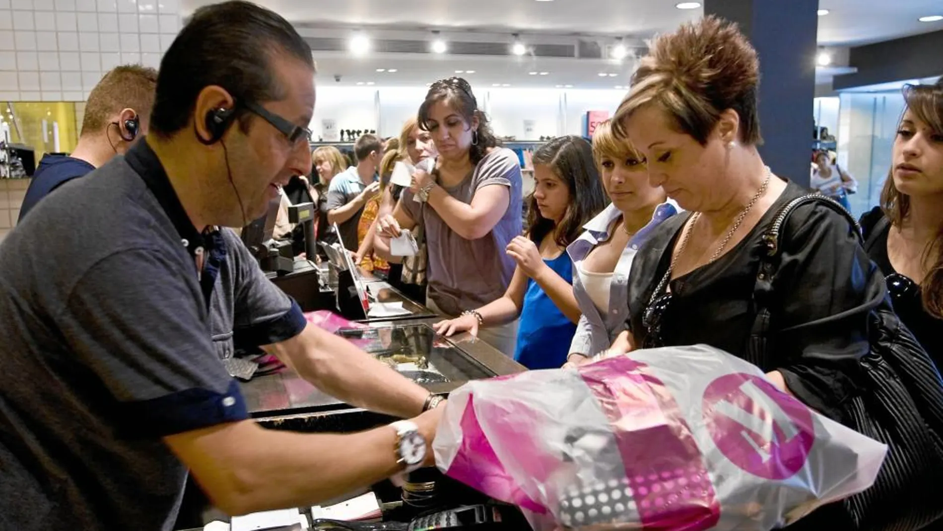 El sector Servicios es el más beneficiado por la reducción del paro y el más perjudicado la Construcción