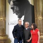 Spielberg junto a Daniel Day Lewis y Sally Field, durante su visita a Madrid para la presentación de la película «Lincoln»