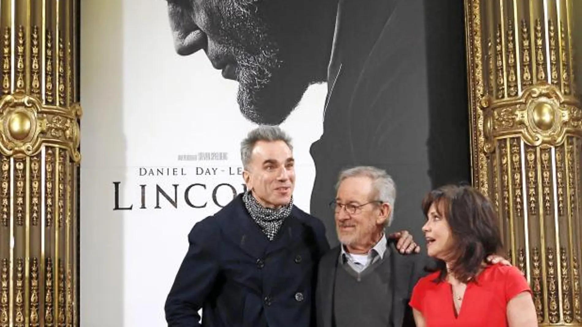 Spielberg junto a Daniel Day Lewis y Sally Field, durante su visita a Madrid para la presentación de la película «Lincoln»