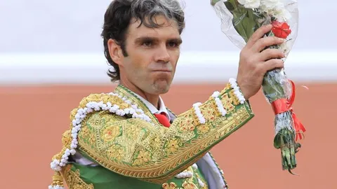 José Tomás saluda una clamorosa ovación después de pinchar una extraordinaria faena al quinto