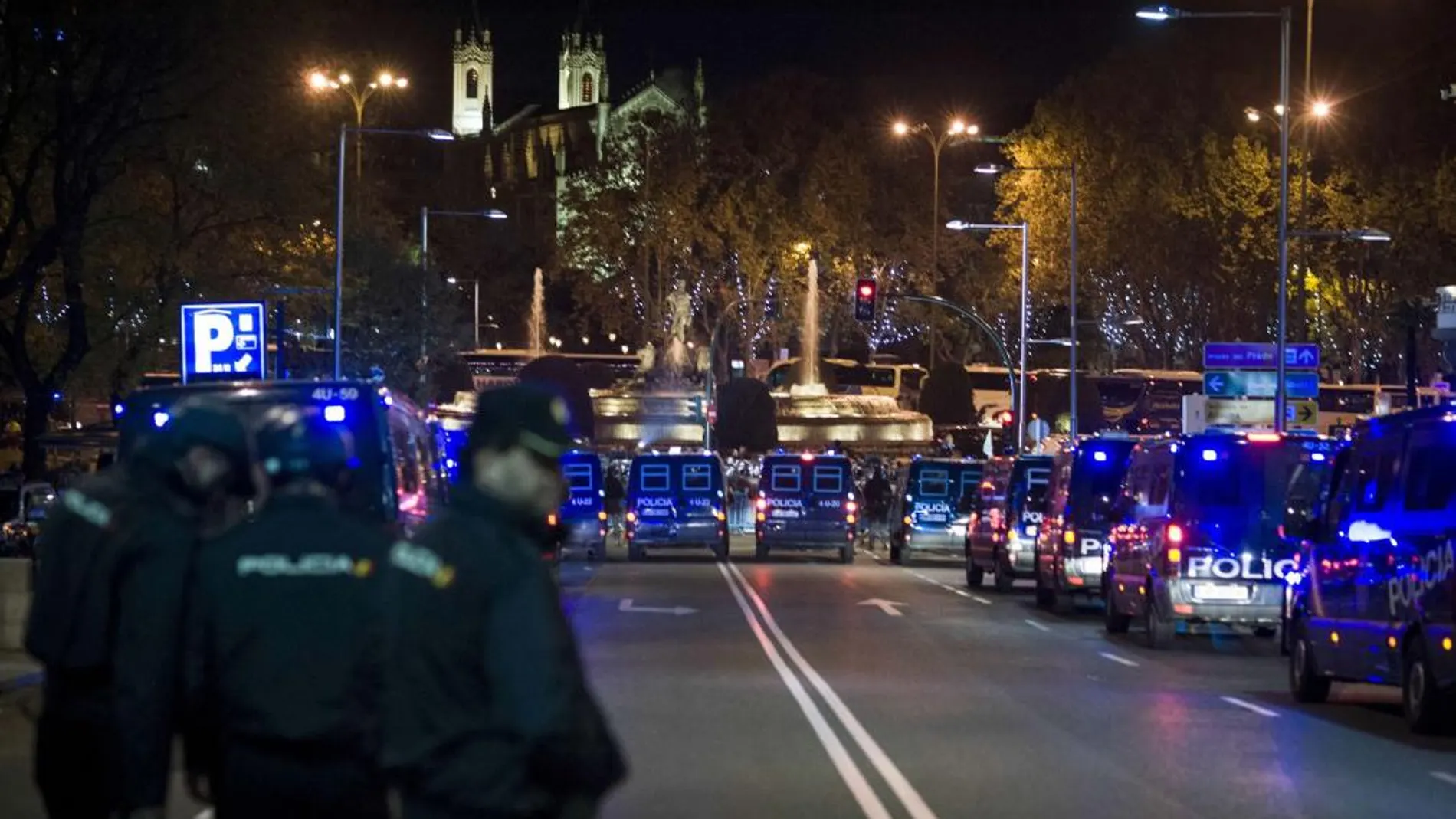 Efectivos de la Policía Nacional en la calle de la plaza de las Cortes de Madrid, en las inmediaciones del Congreso de los Diputados tras la manifestación de "Rodea el Congreso"