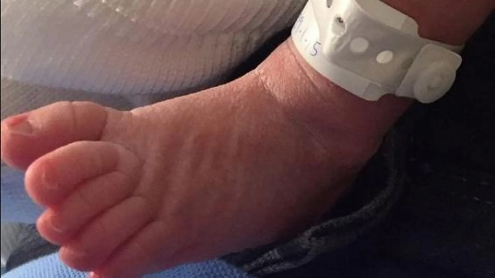 Shakira y Piqué presentan al pequeño Sasha