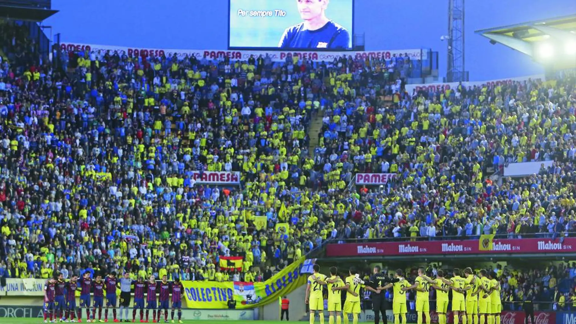 SENTIDO HOMENAJE. Los jugadores del Barcelona y del Villarreal guardaron un minuto de silencio en memoria del entrenador