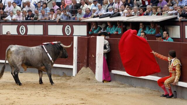 Robleño, sentado en el estribo, antes de comenzar su faena a un toro de José Escolar en Madrid