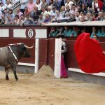 Robleño, sentado en el estribo, antes de comenzar su faena a un toro de José Escolar en Madrid