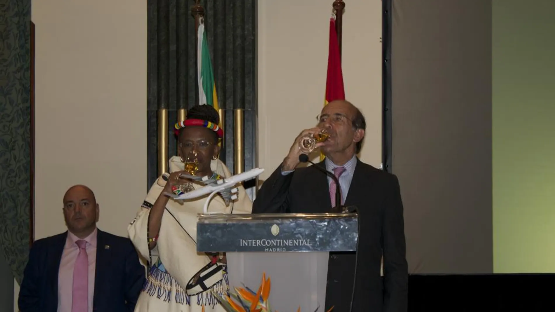El Secretario de Estado de Asuntos Exteriores, don Gonzalo de Benito Secades, brindando por el Día Nacional de Sudáfrica, con la embajadora doña Fikile Sylvia Magubane