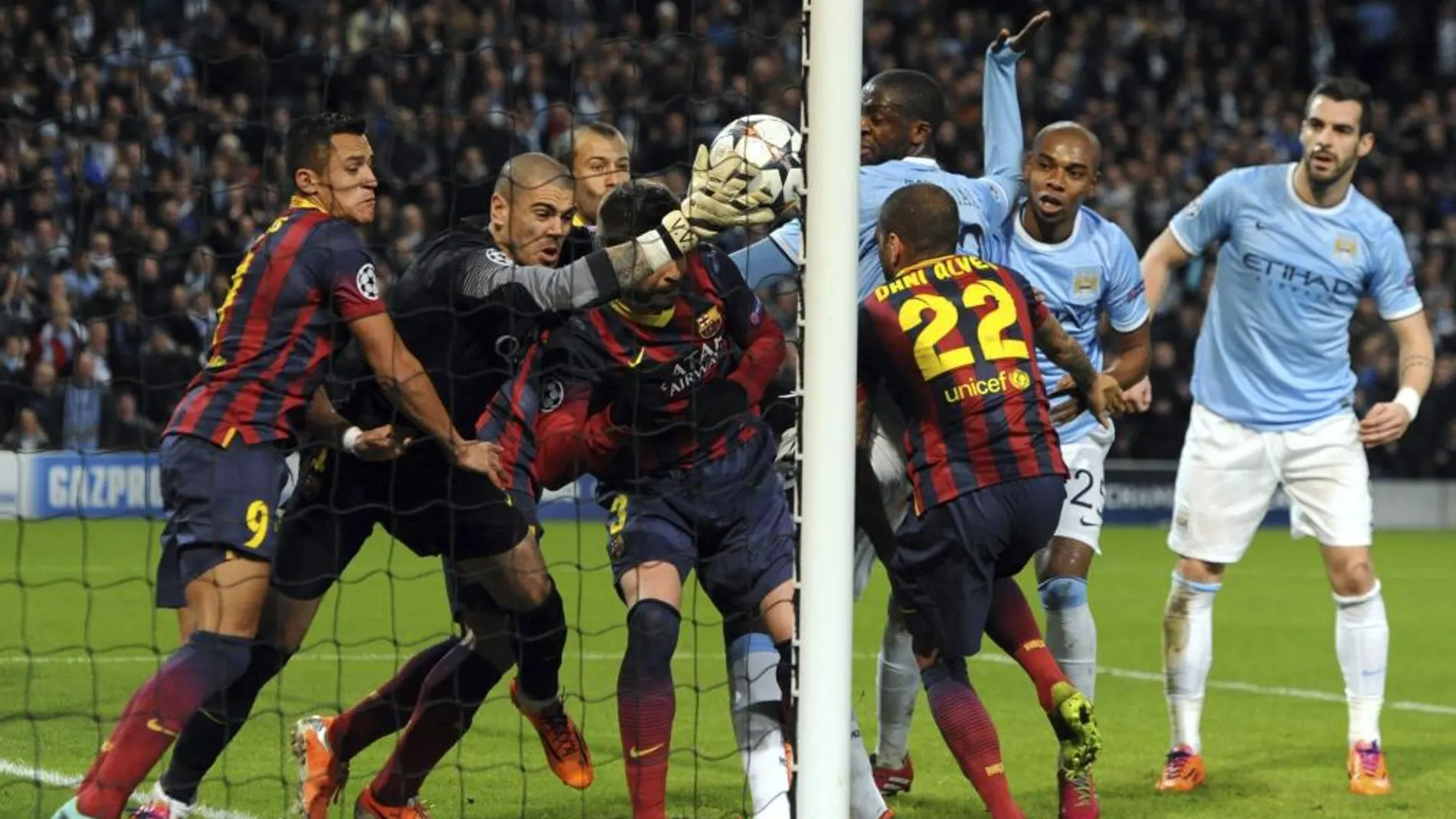 El portero del FC Barcelona, Víctor Valdés atrapa el balón antes de introducirse en su propia porteria durante el partido de ida de octavos de final