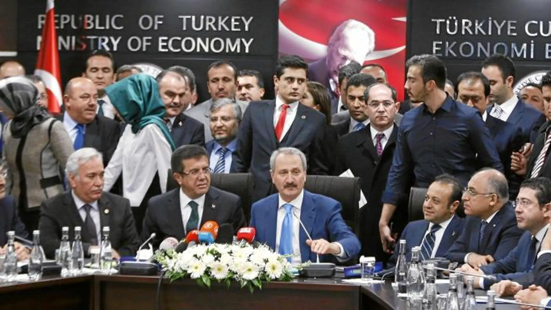 Los ex titulares de Economía, Zafer Caglayan (centro), y de Asuntos Europeos, Egemen Bagis, a su derecha, en la rueda de Prensa de despedida