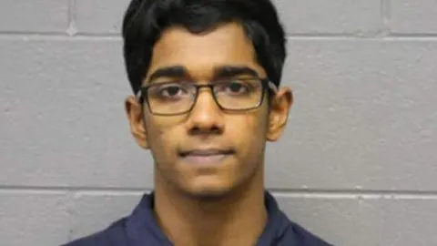 Mohammad Hossain, de 19 años, está en libertad con cargos