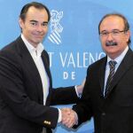 El presidente del Consejo de Enfermería (derecha), en mayo con el conseller de Sanidad, Manuel Llombart