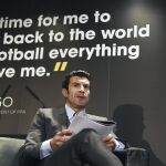 Luis Figo, durante la presentación del programa en el que se basa su candidatura a la presidencia de la FIFA