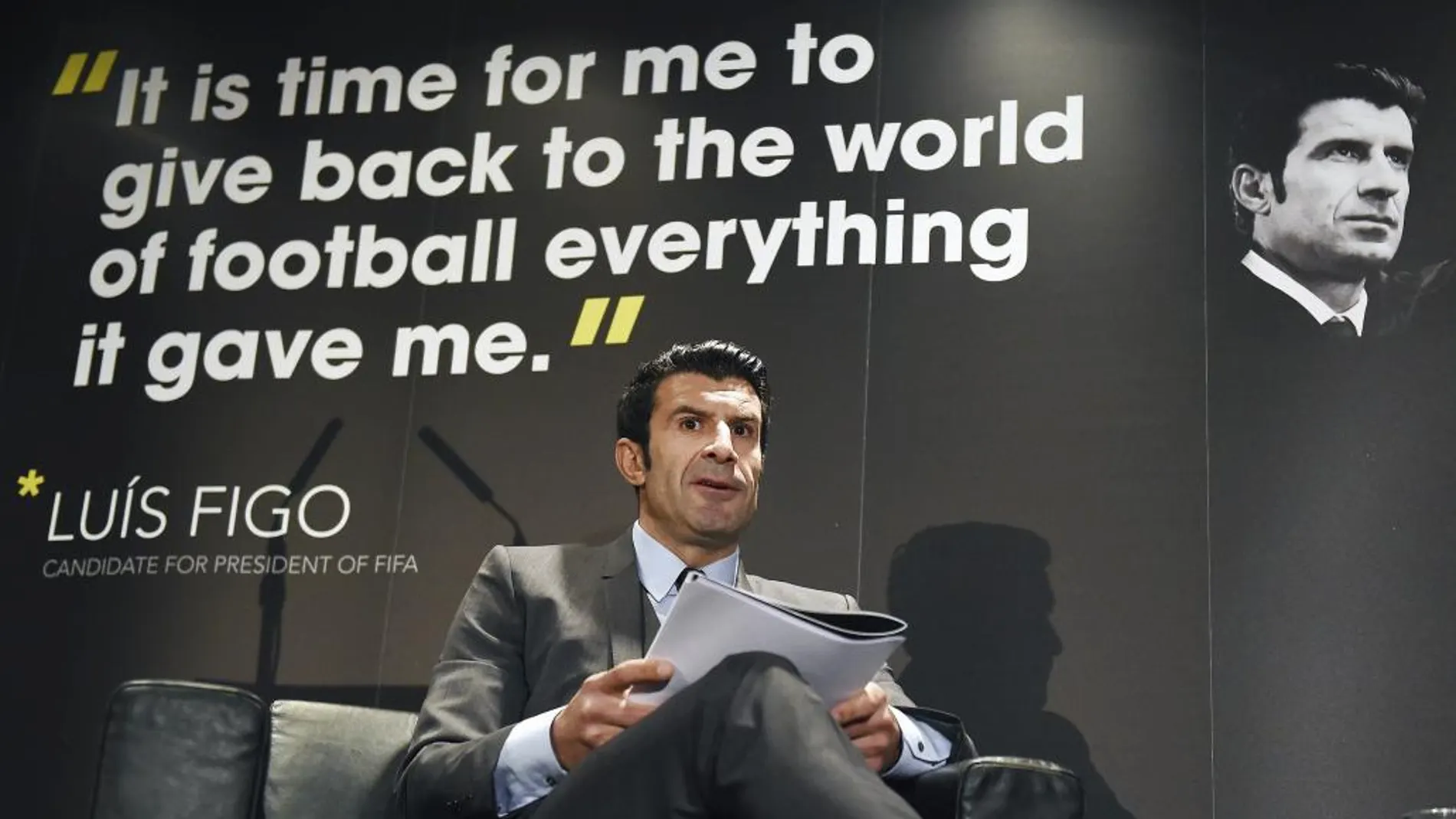 Luis Figo, durante la presentación del programa en el que se basa su candidatura a la presidencia de la FIFA