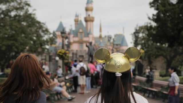 Dos visitantes pasean este mes de enero por Disneylandia en California