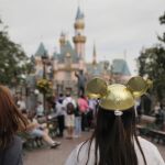 Dos visitantes pasean este mes de enero por Disneylandia en California