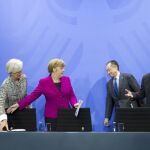 Christine Lagarde, Angela Merkel, el presidente del Banco Mundial, Jim Yong Kim, y el secretario general de la OCDE, Angel Gurria, en la reunión hoy de Berlín.