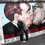 Una de las imágenes más famosas del muro: el beso del líder soviético Leonid Brezhnev (izq.) y Erich Honecker, de la RDA