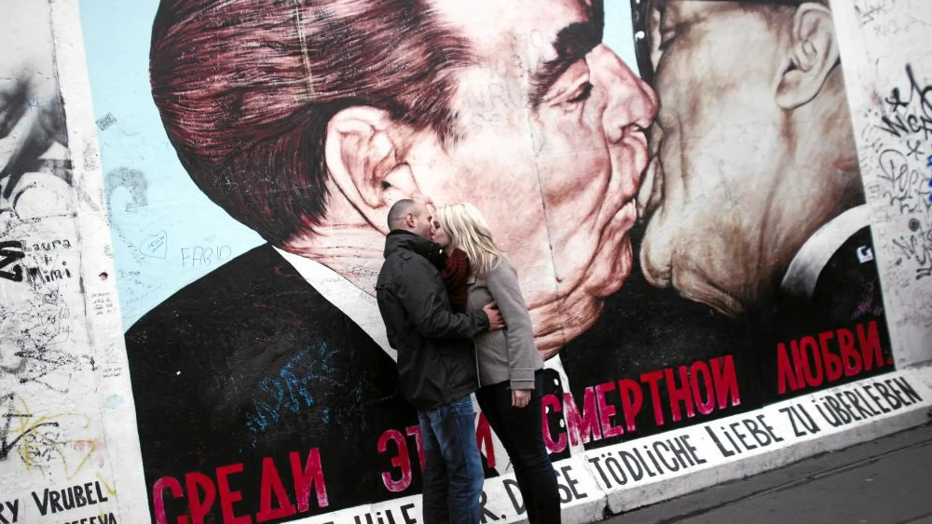 Una de las imágenes más famosas del muro: el beso del líder soviético Leonid Brezhnev (izq.) y Erich Honecker, de la RDA