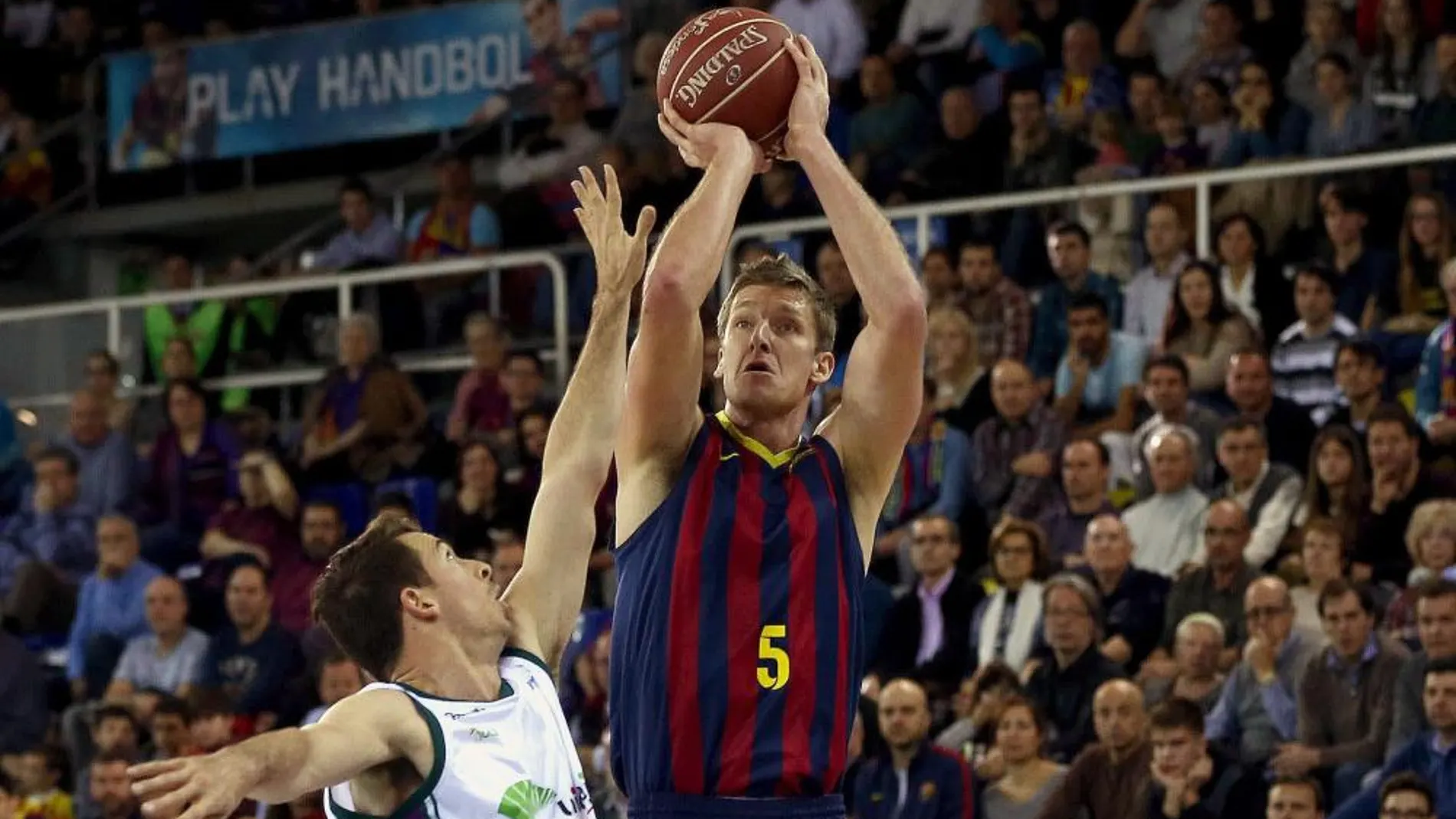 Dollleman tira a canasta ante la defensa de Dollleman