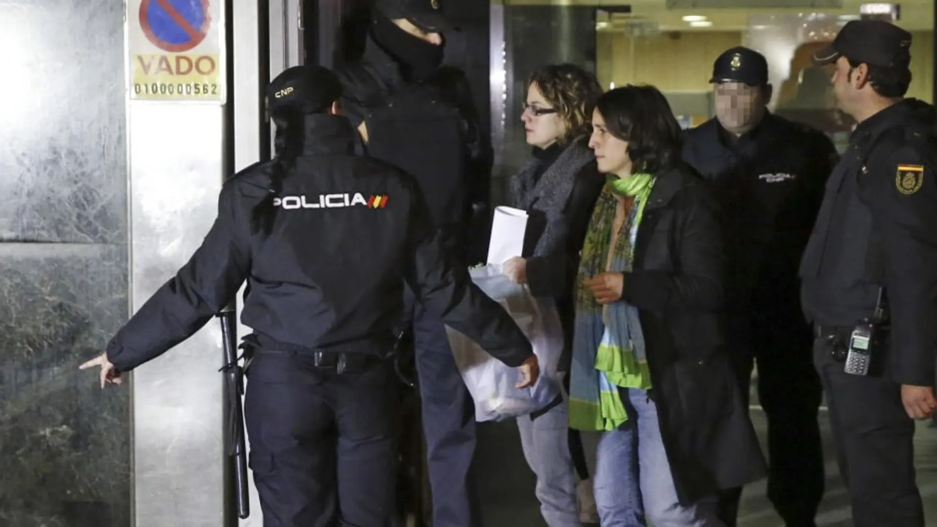 Cinco abogadas de Herrira, detenidas en la operación Mate contra el "frente de cárceles"de ETA, fueron puestas en libertad ayer