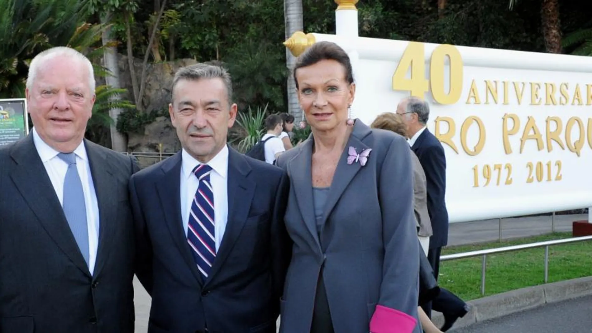 Wolfgang Kiessling, presidente de Loro Parque, Paulino Rivero, presidente de Canarias, y Brigitte Kiessling