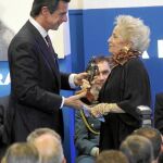 Teresa Berganza recibe el galardón a la trayectoria ejemplar de manos del ministro Soria