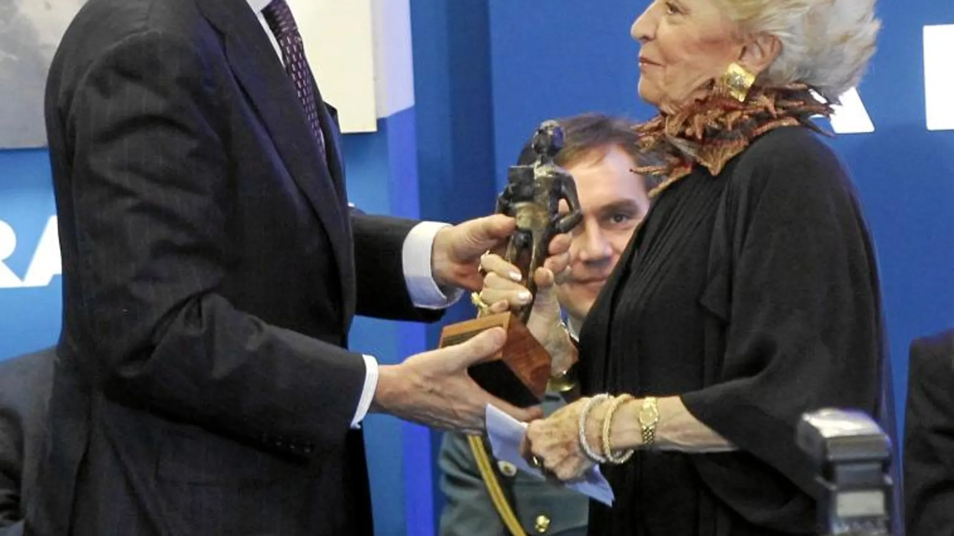 Teresa Berganza recibe el galardón a la trayectoria ejemplar de manos del ministro Soria
