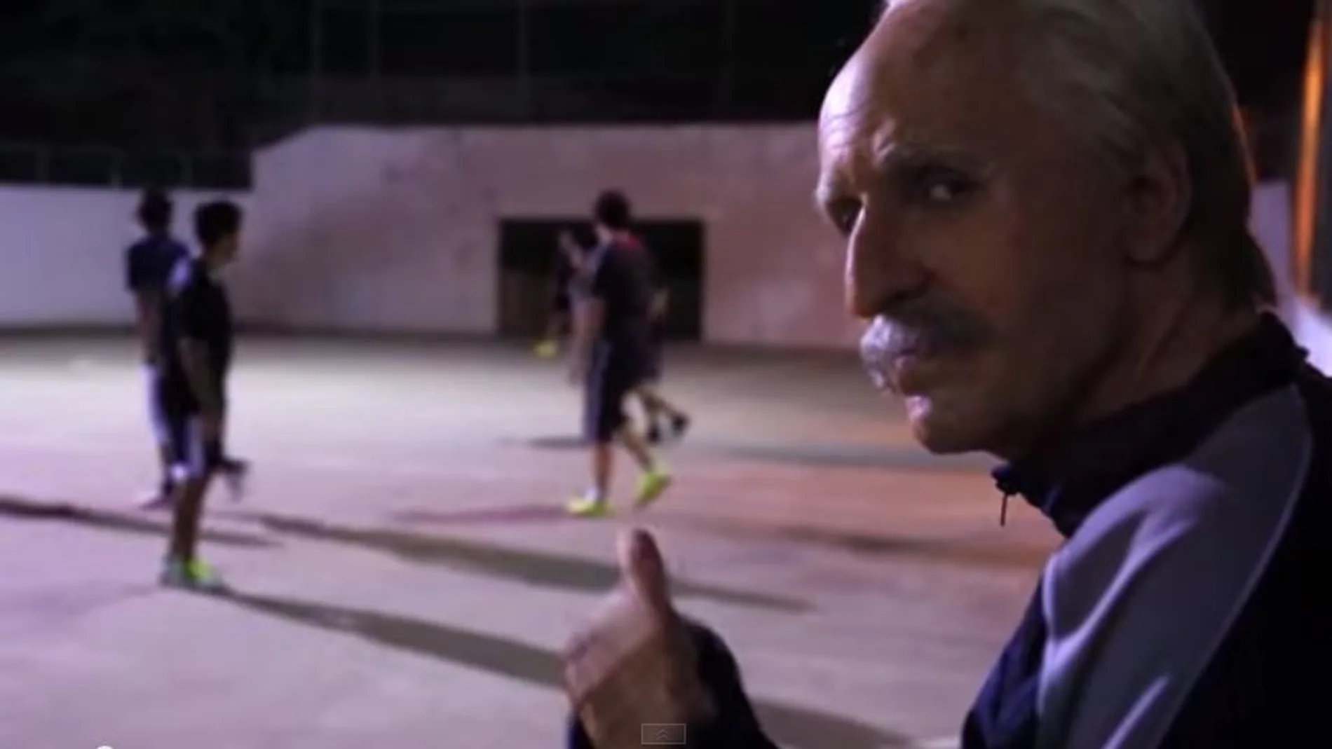 Un abuelo humilla a un equipo de fútbol por reírse de él