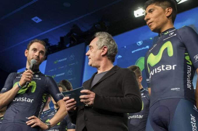 Alejandro Valverde (i) y Nairo Quintana (d) hoy durante la presentación del Equipo Movistar de ciclismo