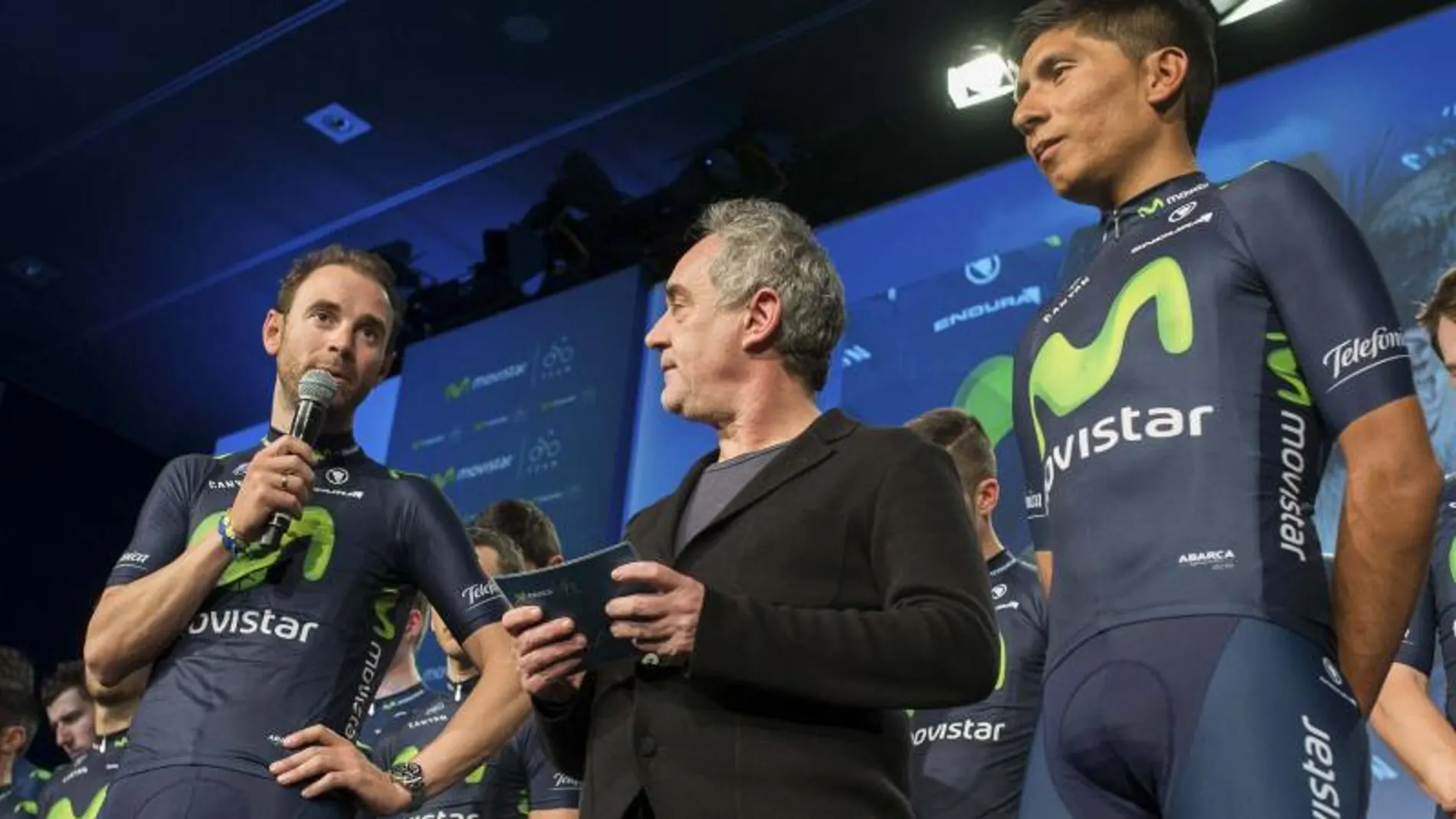 Alejandro Valverde (i) y Nairo Quintana (d) hoy durante la presentación del Equipo Movistar de ciclismo