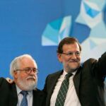 Mariano Rajoy saluda junto Miguel Arias Cañete , durante el mitin de campaña para las elecciones europeas en Valencia