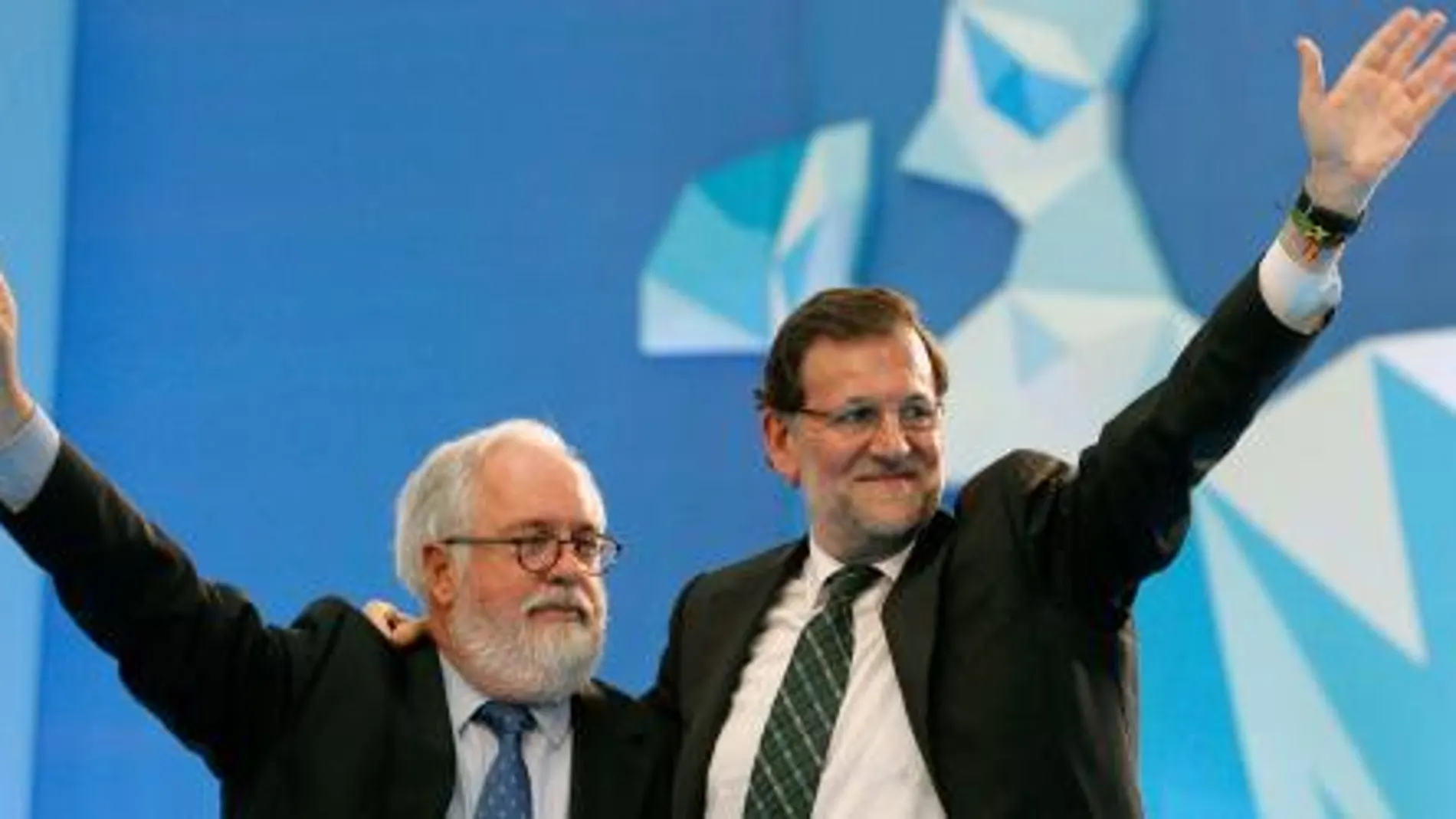 Mariano Rajoy saluda junto Miguel Arias Cañete , durante el mitin de campaña para las elecciones europeas en Valencia