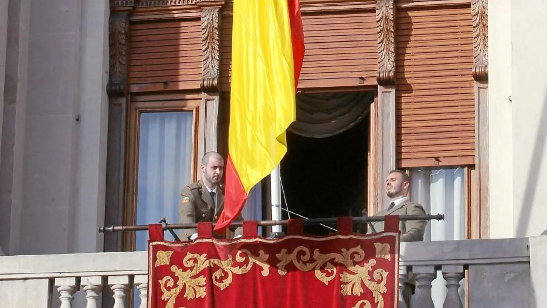 La bandera española ondeaba ayer en el Palacio de Capitanía de Barcelona