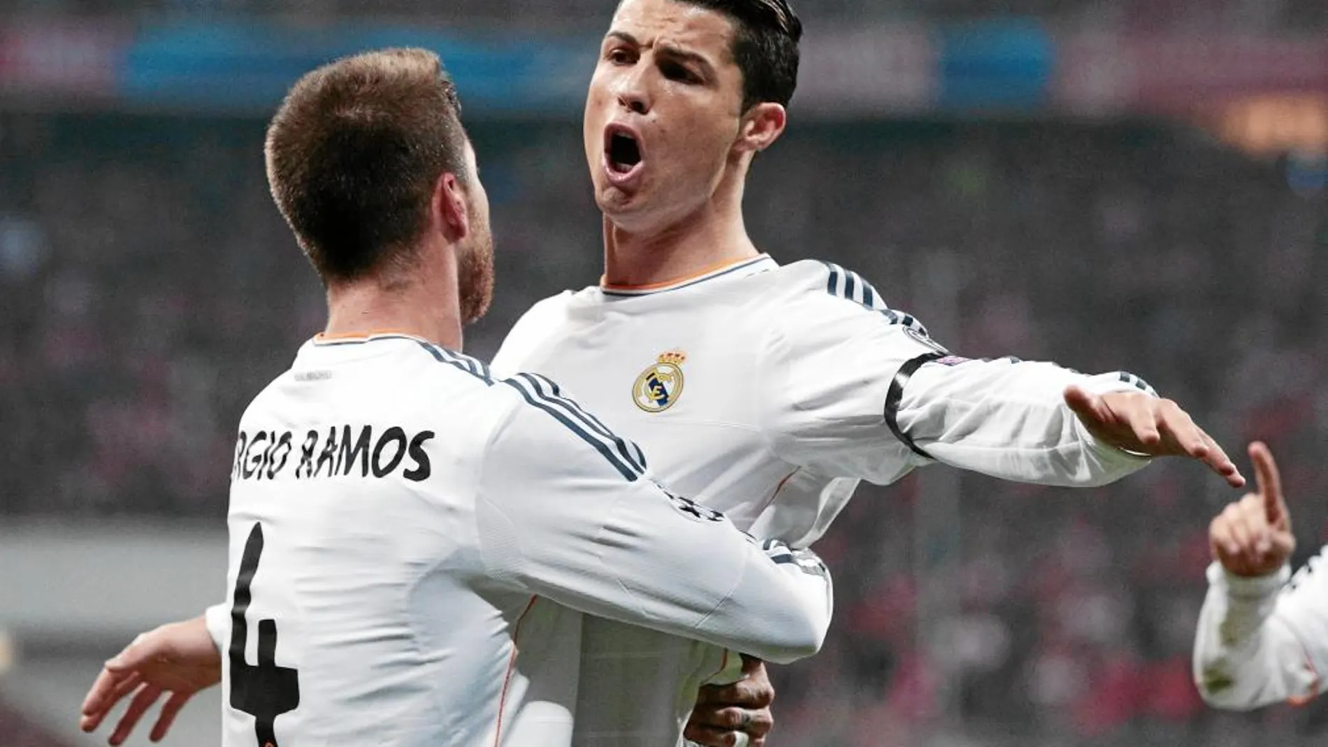 Ronaldo y Ramos celebran un gol