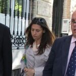 El juez Elpidio Silva, a la izquierda, llega al Tribunal Superior de Justicia de Madrid