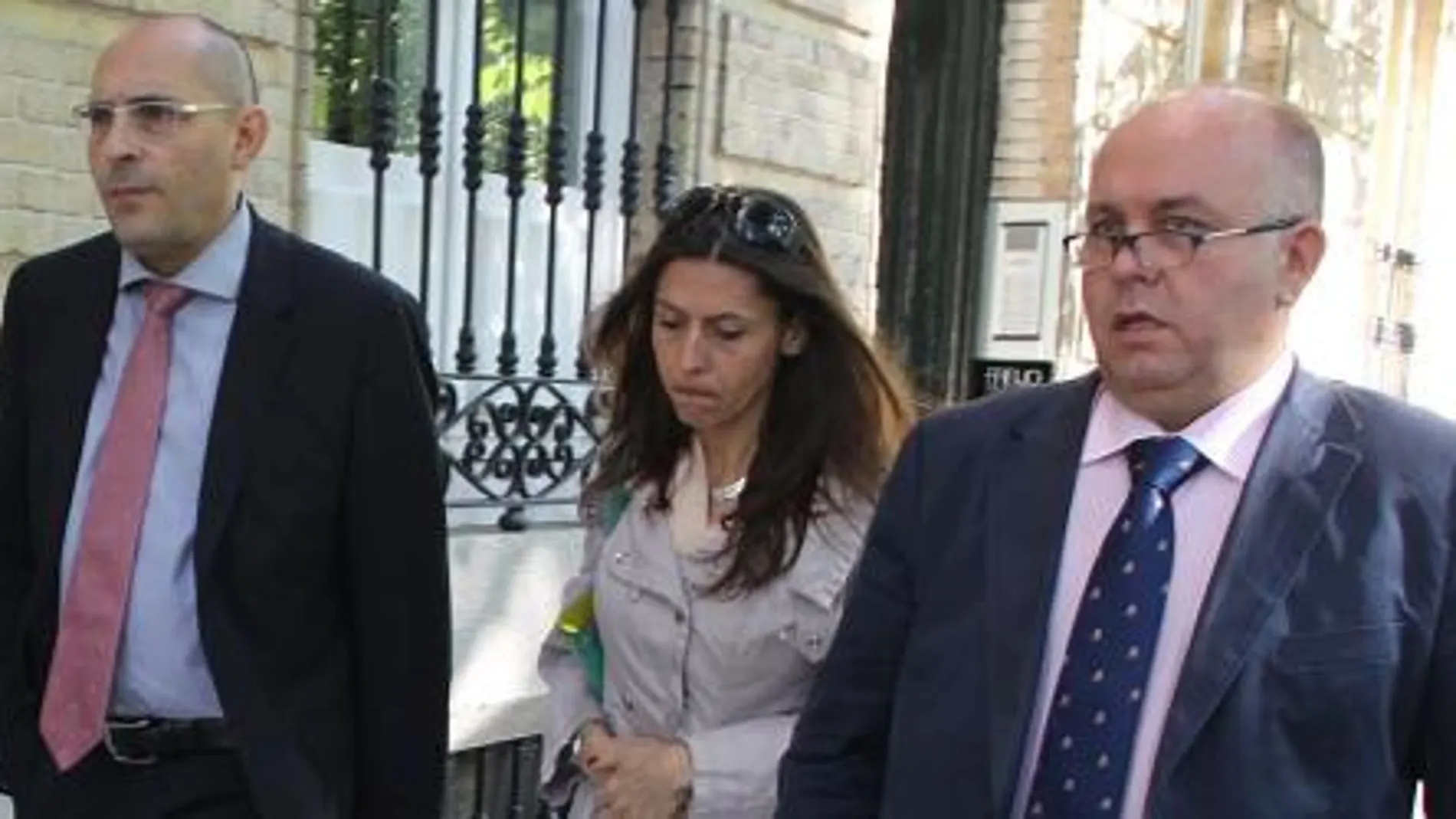 El juez Elpidio Silva, a la izquierda, llega al Tribunal Superior de Justicia de Madrid