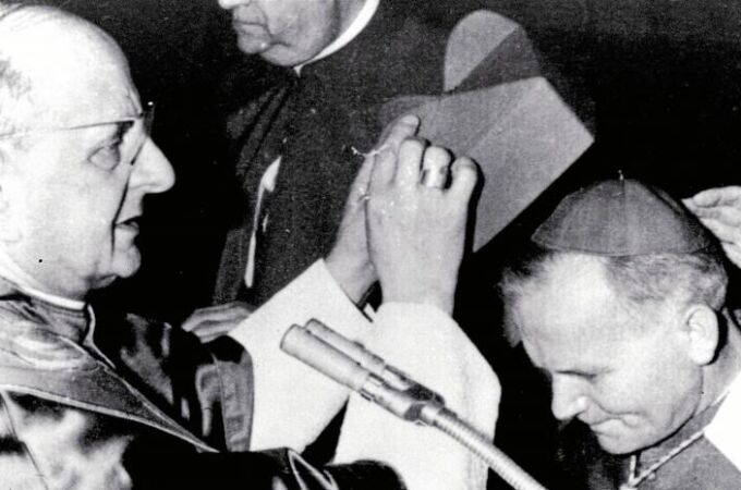 El Papa Pablo VI impone el birrete cardenalicio a Karol Wojtyla el 29 de mayo de 1967