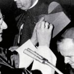 El Papa Pablo VI impone el birrete cardenalicio a Karol Wojtyla el 29 de mayo de 1967