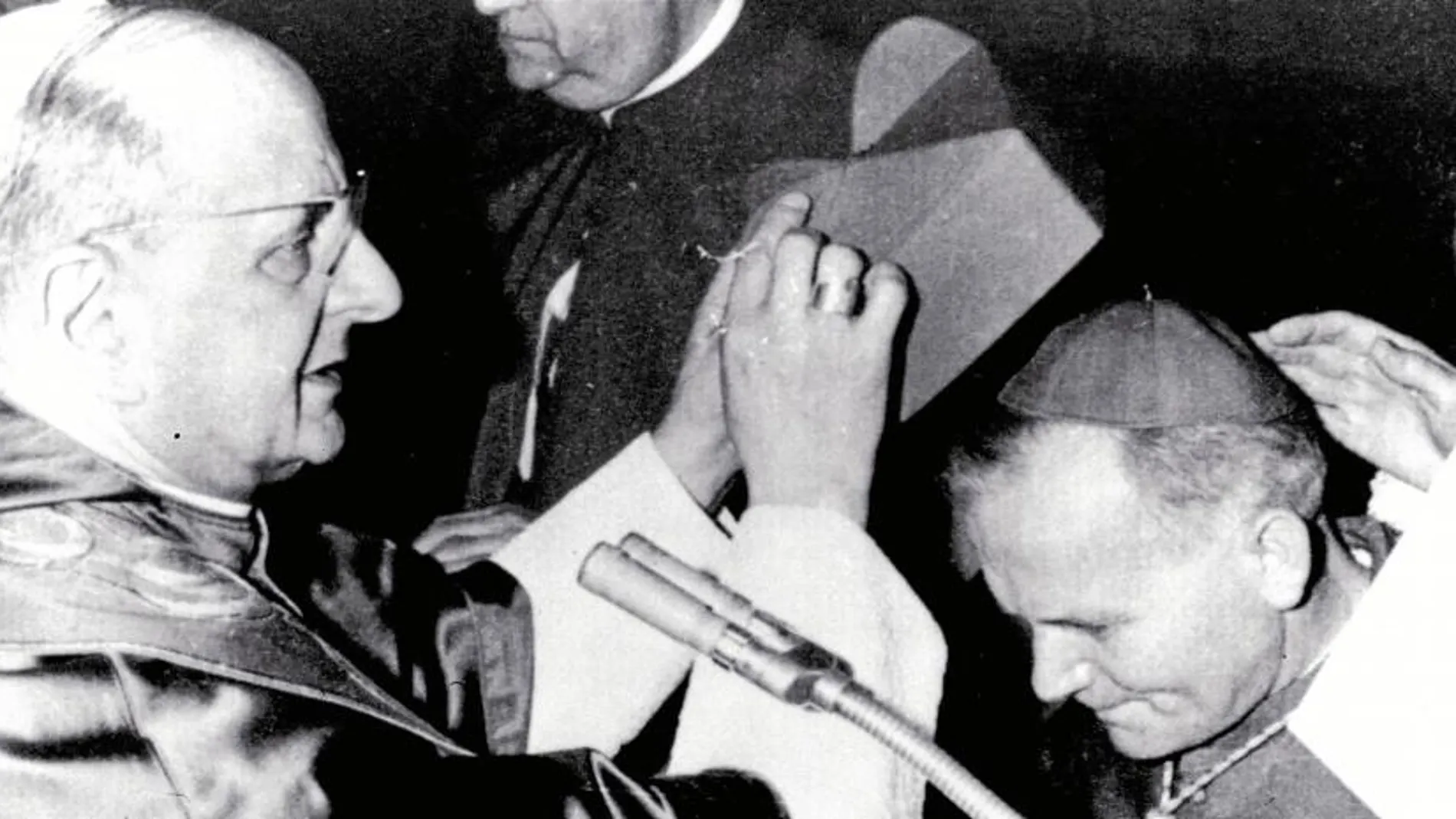 El Papa Pablo VI impone el birrete cardenalicio a Karol Wojtyla el 29 de mayo de 1967