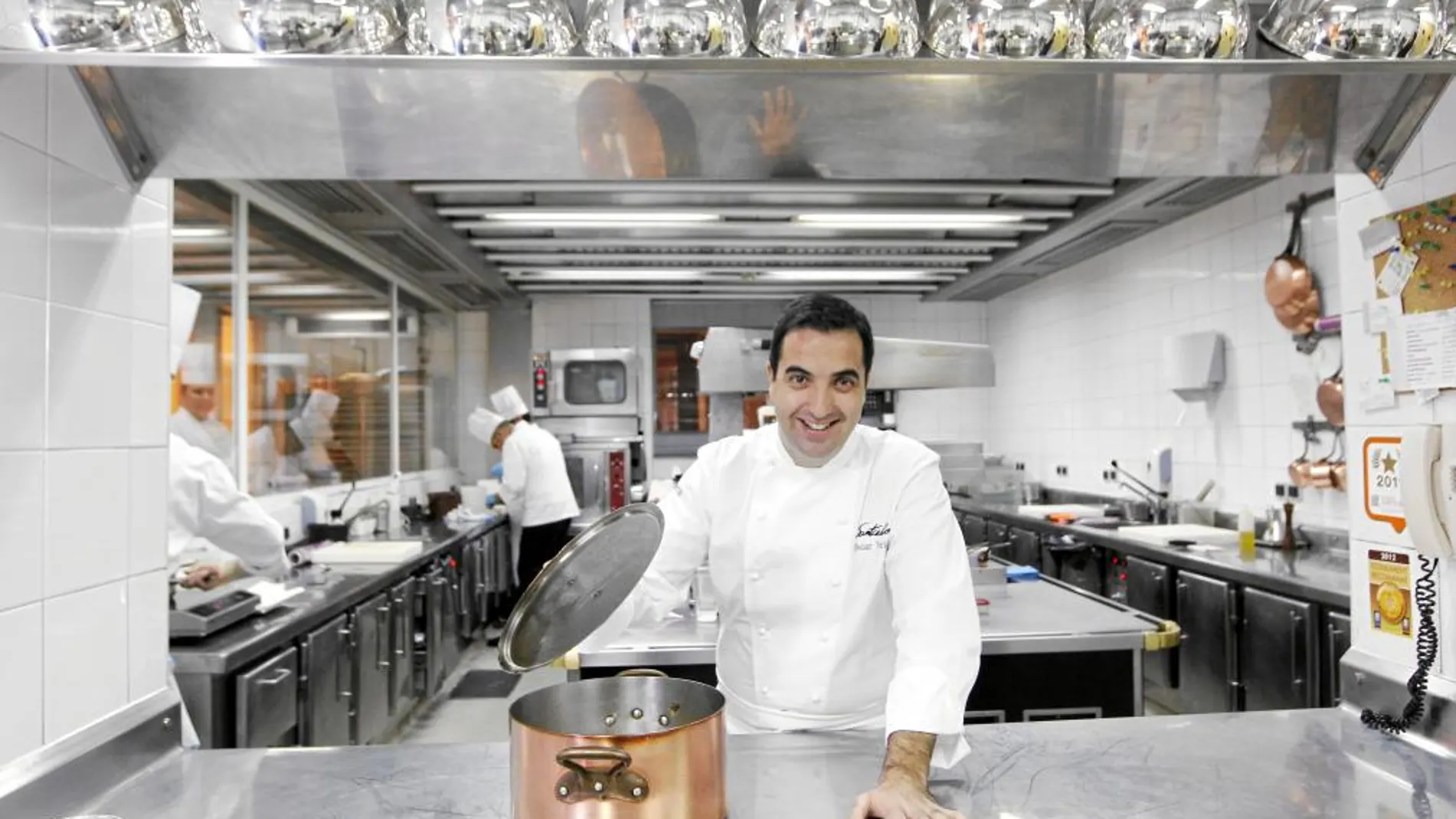 GRAN COCINA El chef, en la cocina de Santceloni, supervisa una de sus creaciones