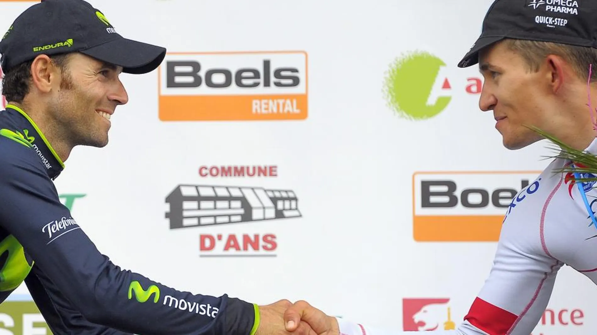 Alejandro Valverde (Movistar) se felciita en el podio con el polaco Michal Kwiatkowski, que fue tercero