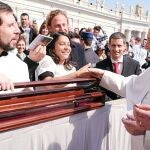 El Papa besa el bastón de la Santa de Ávila, que peregrina por todo el mundo desde el pasado octubre