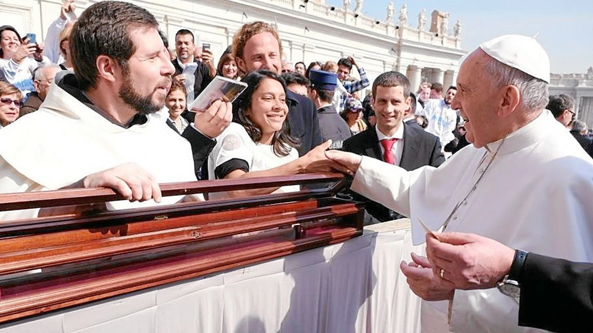 El Papa besa el bastón de la Santa de Ávila, que peregrina por todo el mundo desde el pasado octubre