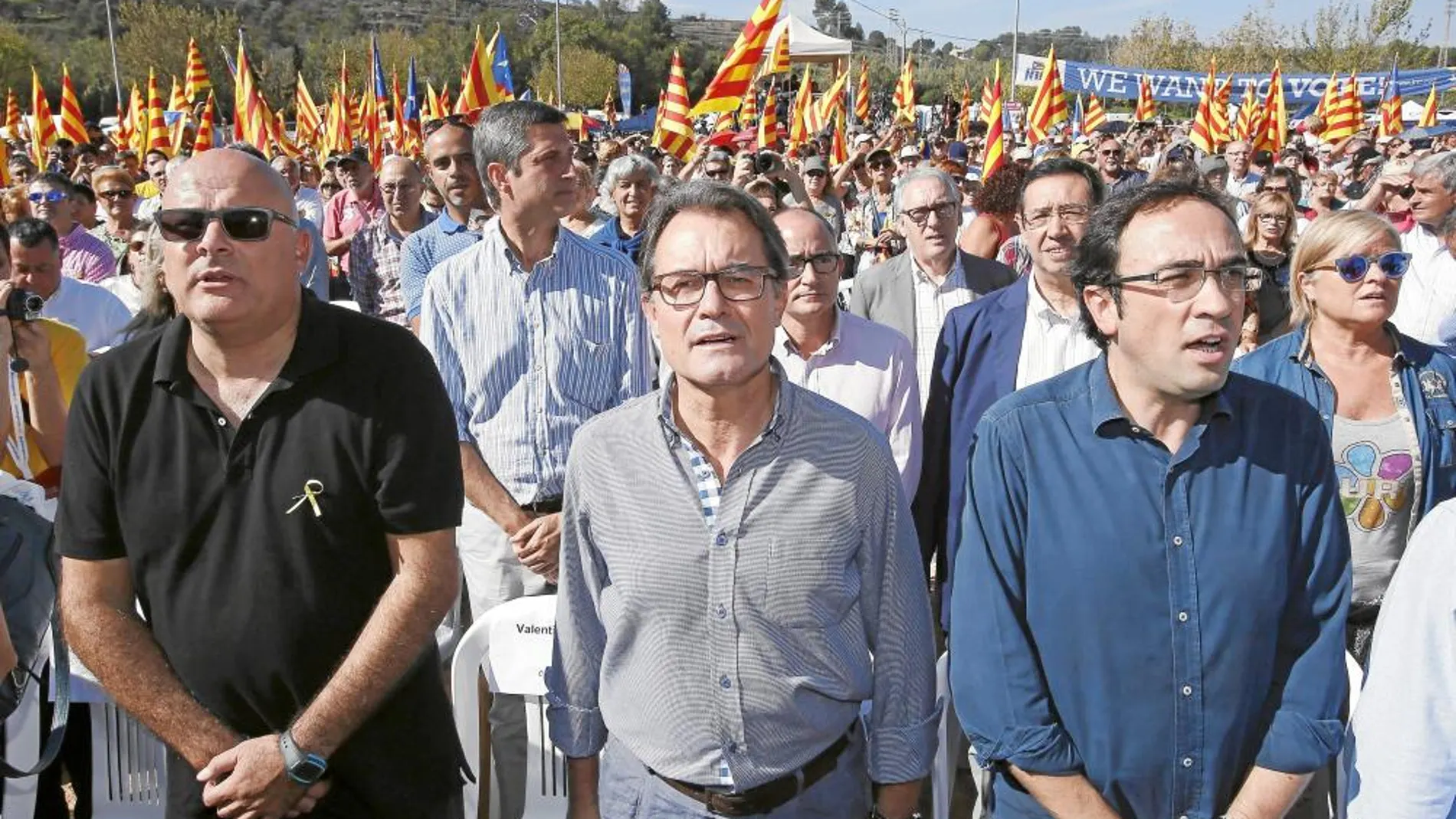 Artur Mas, acompañado por los dirigentes de CDC, Lluís Corominas (i),y Josep Rull (d), durante la fiesta del CDC, que se celebró ayer en Manresa