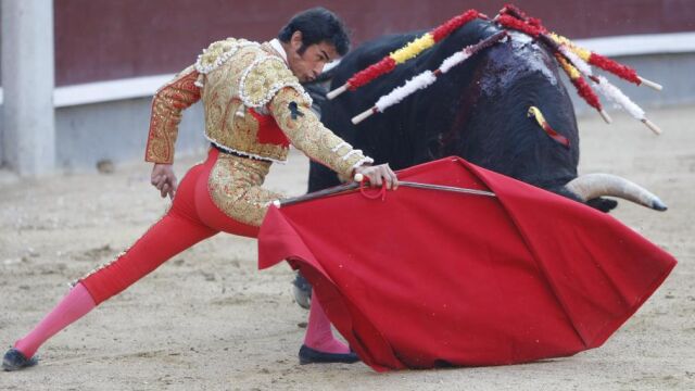 Muletazo por bajo de Paulita, en imagen de archivo